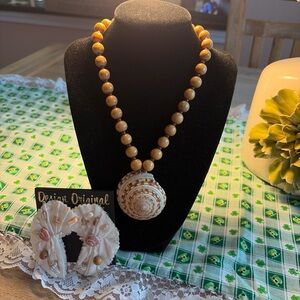 Vintage Shell Pendant with earrings